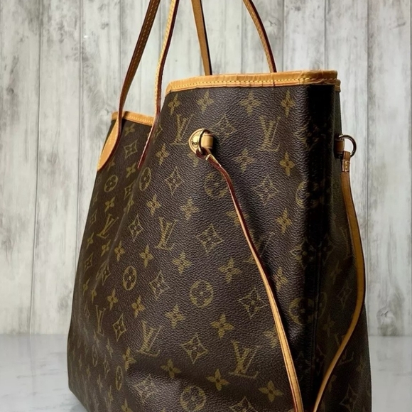 Louis Vuitton GM Neverfull Monogram Tote bag. Largest size this Bag Comes In. - Picture 3 of 17
